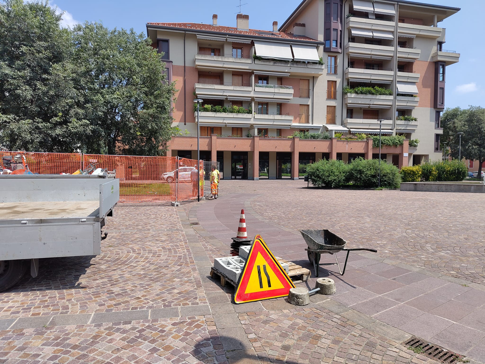 Piazza Bonatti: nuove aiuole, panchine e pensiline cominciati i lavori di riqualificazione