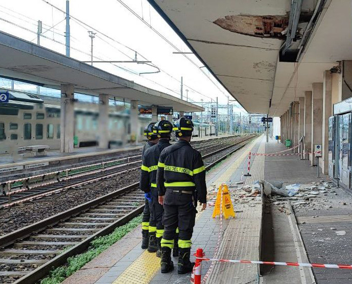 Crollo di una porzione di copertura in stazione a Monza