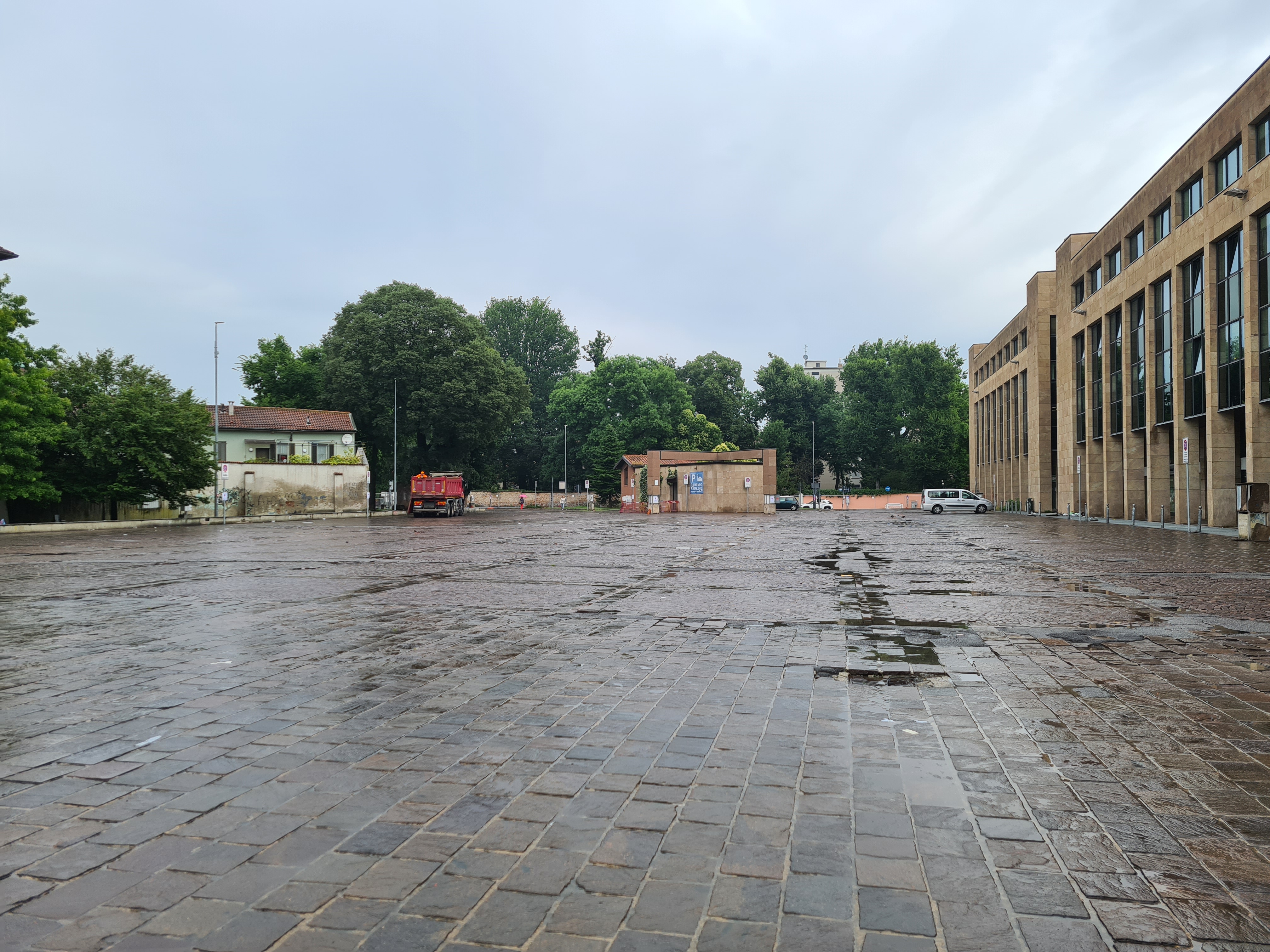 Piazza Cambiaghi: parte la riqualificazione della nuova pavimentazione pronta entro la fine dell’estate