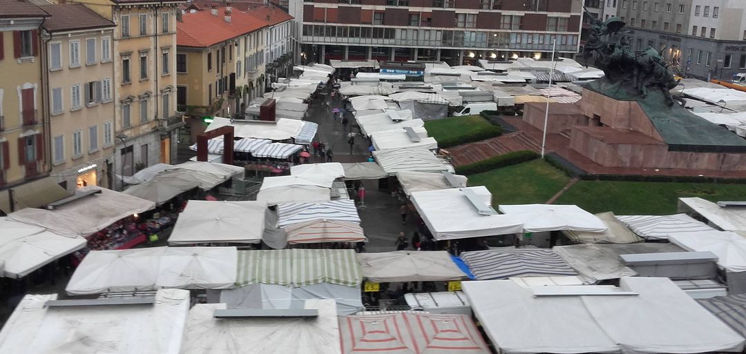 Mercato in piazza Trento e Trieste nel periodo natalizio