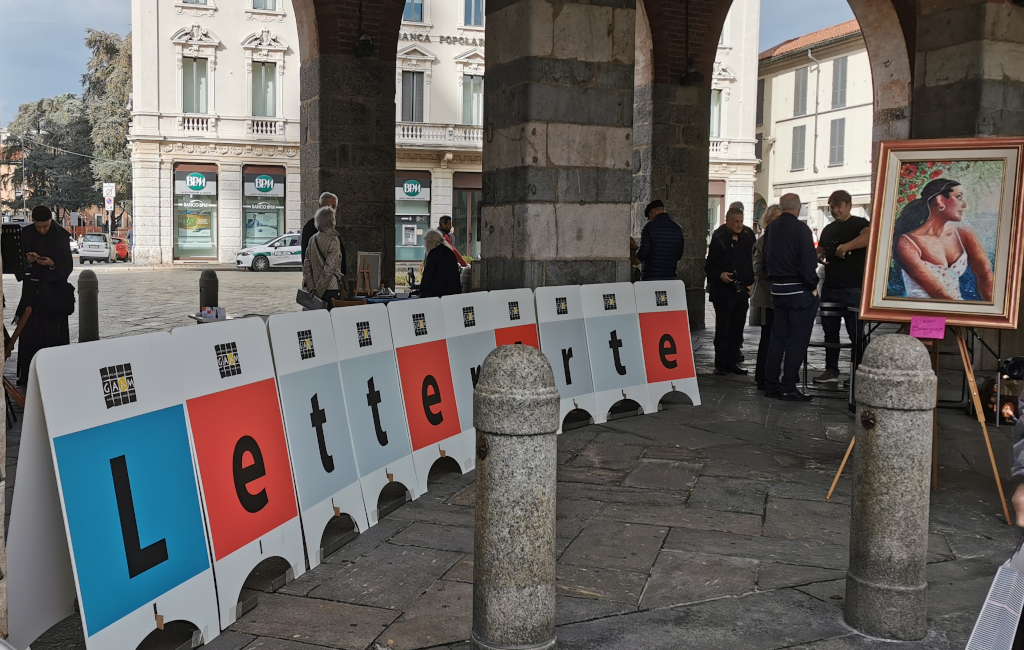 Artisti al lavoro sotto l'Arengario